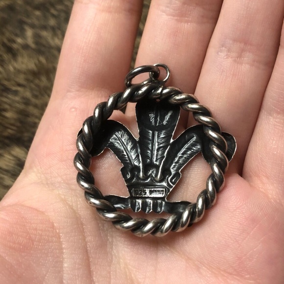 Amazingly detailed sterling silver Fleur pendant - Picture 2 of 2